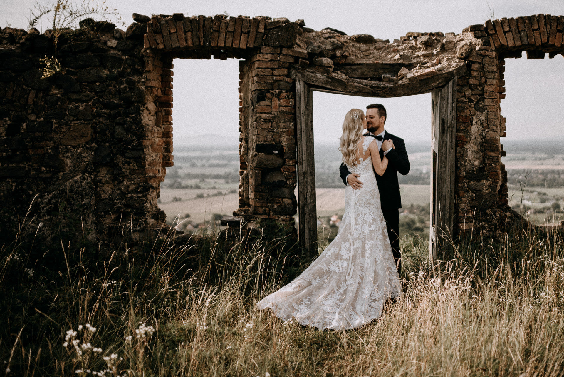 volegeny menyasszony rom ruin bride groom grass gaz